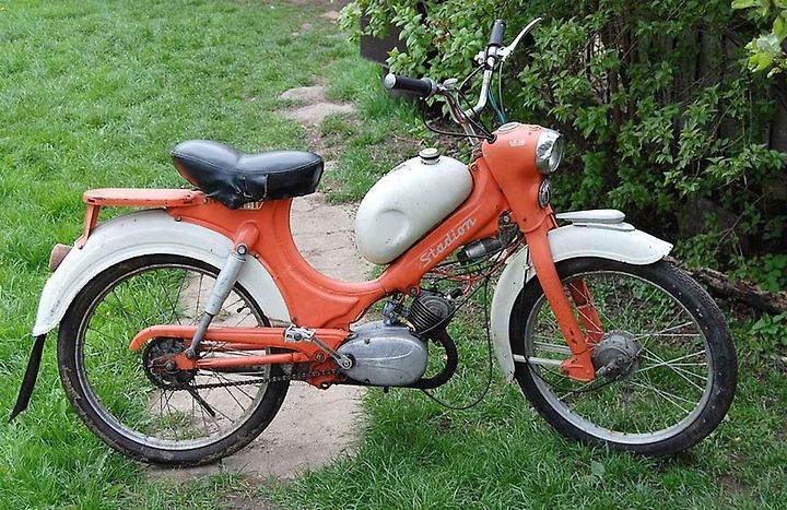 Všimli jste si, jaké dopravní prostředky se v seriálu Chalupáři, který vznikl před 51 lety, objevily? Pokud ne, tak my vám je představíme. Na snímku je moped Stadion S22, typ, se kterým jezdil Bohouš Císař.