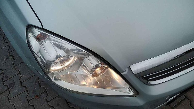 Druhá generace působí dojmem evoluce generace první, kterou pro Opel nakreslila vývojová kancelář Porsche.