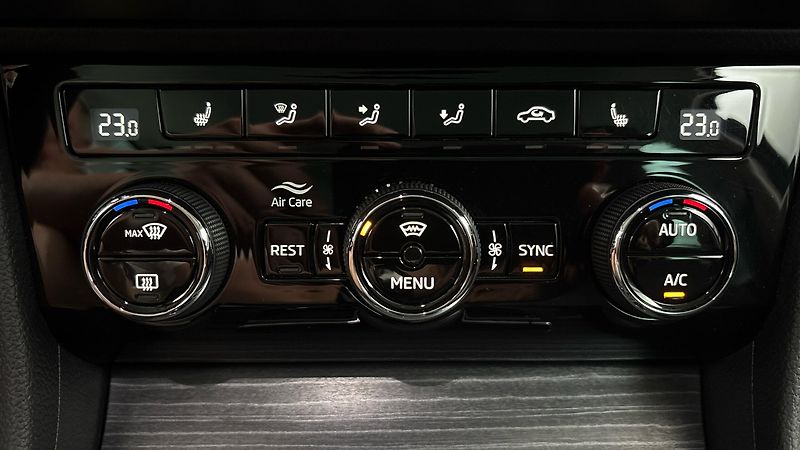 Škoda Superb 2.0 TDI DSG Style Combi - fotka 13 z 27