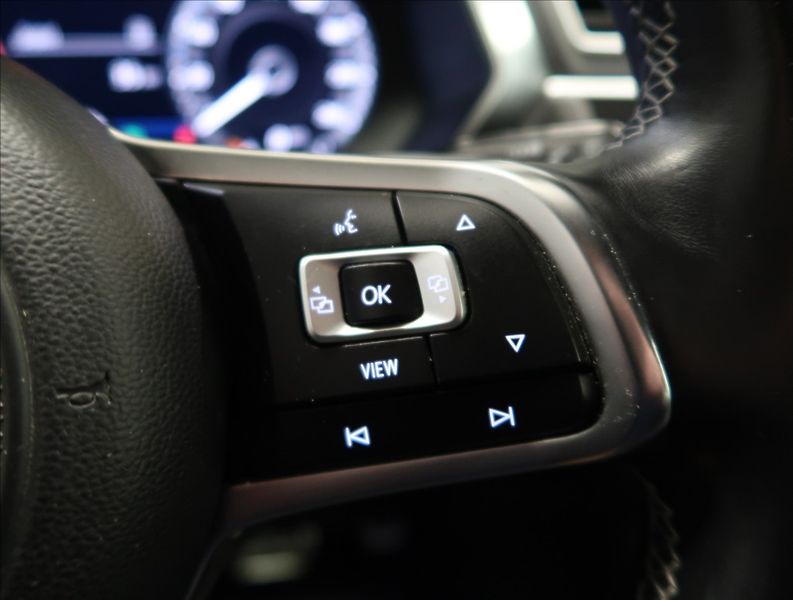 Volkswagen Tiguan 2,0 TDI DSG 4MOTION R-LINE - fotka 15 z 55