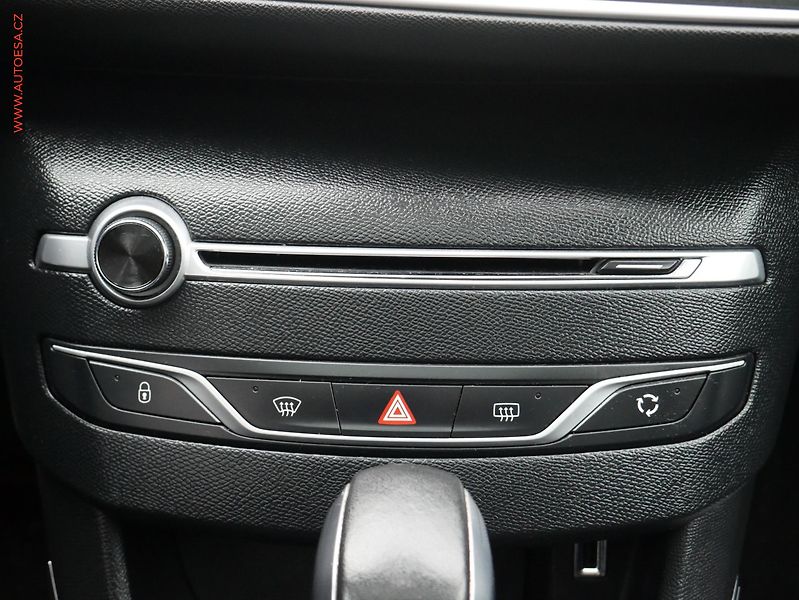 Peugeot 308 (2015) 2.0 HDi, 2.maj, AT, navi, LED - fotka 14 z 20