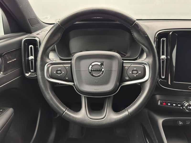 Volvo XC40 T4 MOMENTUM AUT - fotka 3 z 45