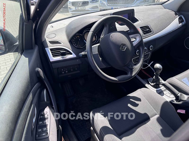 Renault Mégane (2010) 1.6i, navi, AC - fotka 3 z 3