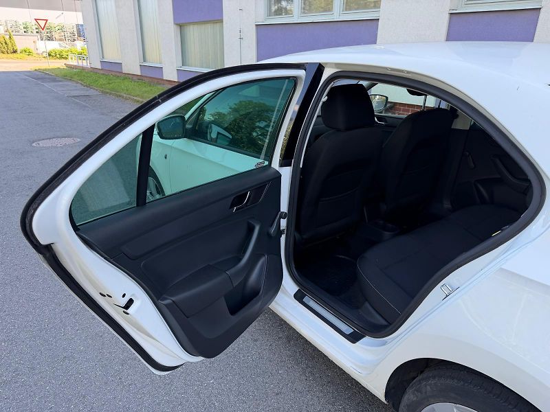 Škoda Rapid 1,2 TSi / 63 kW / Ambiente  - fotka 11 z 21