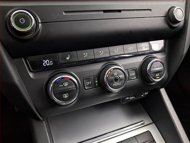 Škoda Octavia (2015) 1.6 TDI, Serv.kniha, Xenony - fotka 15 z 19