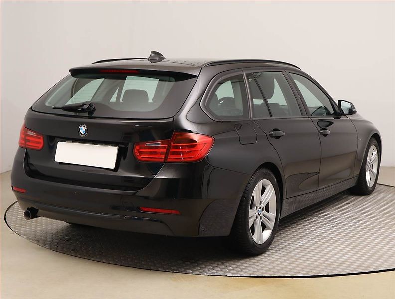 BMW Řada 3 (2013) 318 d, Xenony, Tempomat - fotka 5 z 23