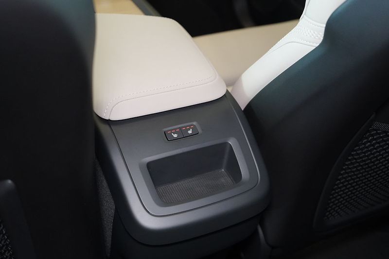 Volvo XC60 B5 PLUS Dark, Harman, 360° - fotka 40 z 42