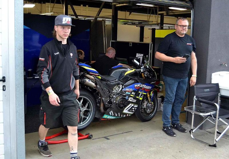 Autodrom Most o víkendu hostil závody mezinárodního mistrovství Německa IDM a závod FIM mistrovství světa sidecarů. Na snímku je rakouský jezdec Philipp Steinmayr v plné jízdě třídy Superbike.