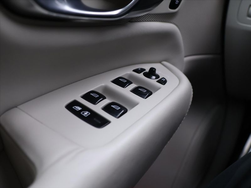 Volvo XC90 2,0 D5 177kW AWD CZ Inscriptio - fotka 16 z 36