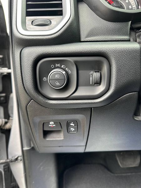 Dodge RAM (2021) 1500 BIG HORN 5.7 V8 HEMI 4x4 - fotka 13 z 31