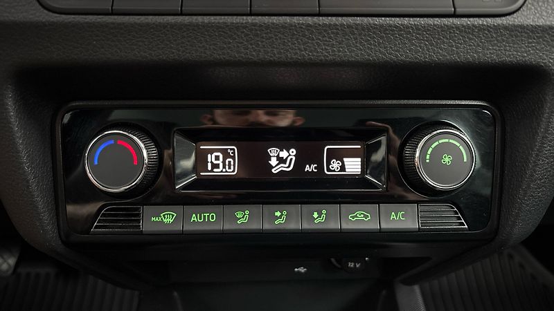 Škoda Fabia 1.0 TSI Black Combi - fotka 13 z 23