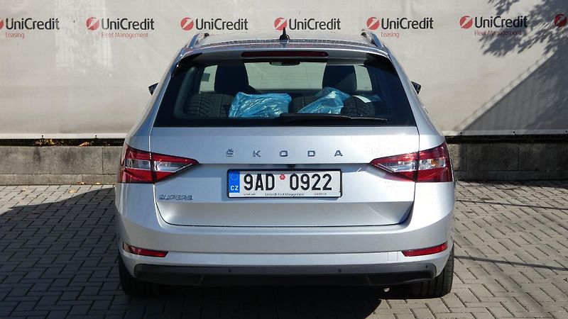 Škoda Superb Combi 2,0 TDI DSG Style - fotka 4 z 25