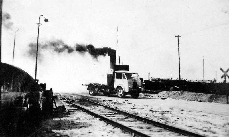 Nákladní vůz Matford při zkoušce umělého zamlžení v areálu chemického závodu v Záluží u Mostu 1. července 1944.