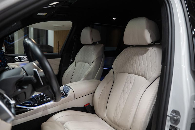 BMW X7 (2023) 40D 250KW M-SPORT MASÁŽE TAŽNÉ - fotka 18 z 49