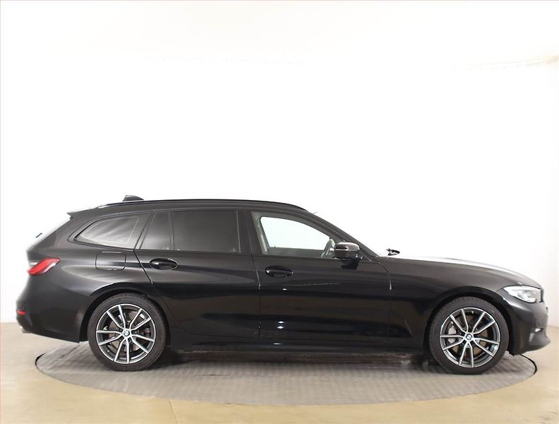 BMW Řada 3 (2020) 330 d xDrive, 4X4, Automat - fotka 6 z 18