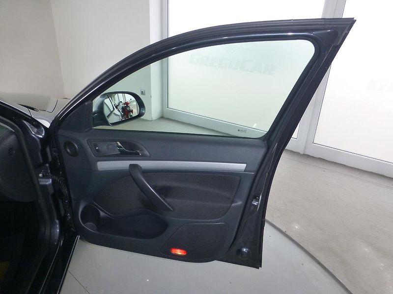 Škoda Octavia (2012) 2,0TDI*VYHŘ.S*NAVIG**XENON*4X4 - fotka 19 z 27