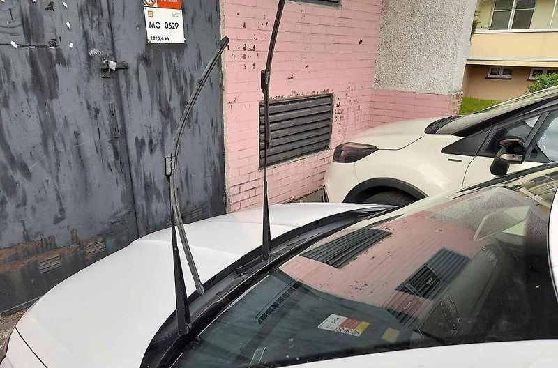Stěrače v takzvané montážní poloze u vozu Škoda Fabia.