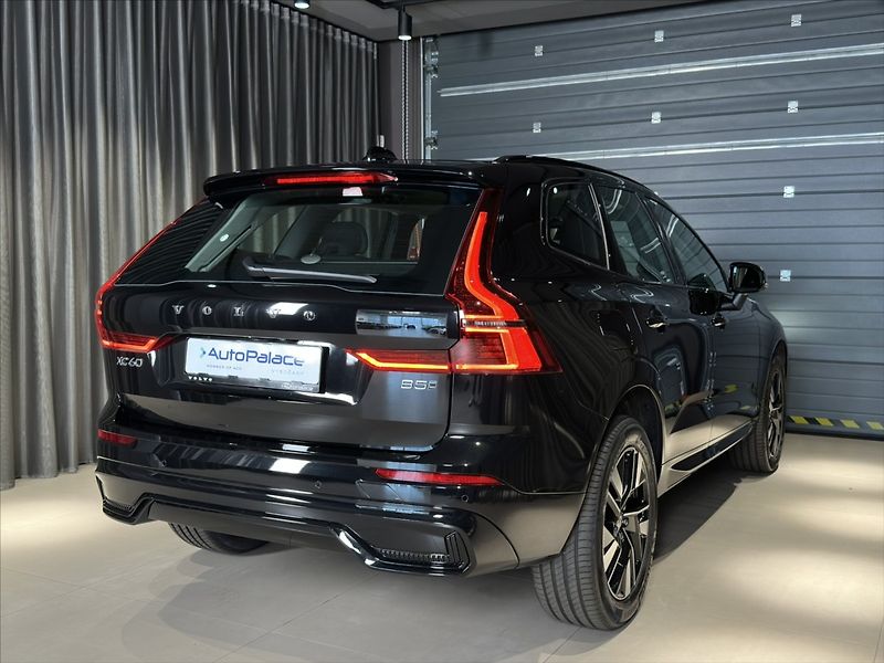 Volvo XC60 (2026) 2,0 B5  Plus Dark - fotka 4 z 31