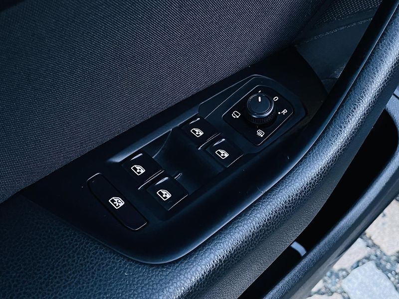 Volkswagen Passat 2.0TDI MANUÁL VÝHŘEV KAMERA - fotka 31 z 47