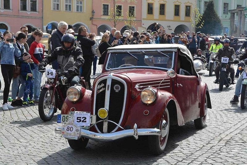 Stovka nablýskaných motocyklů a automobilů předválečné a meziválečné éry vyrazila v neděli z Horního náměstí v Přerově na spanilou jízdu regionem. Nejstarší účastnicí byla osmaosmdesátiletá Libuše Šulcová, která na trasu vyrazila na motocyklu BSA 770 se s