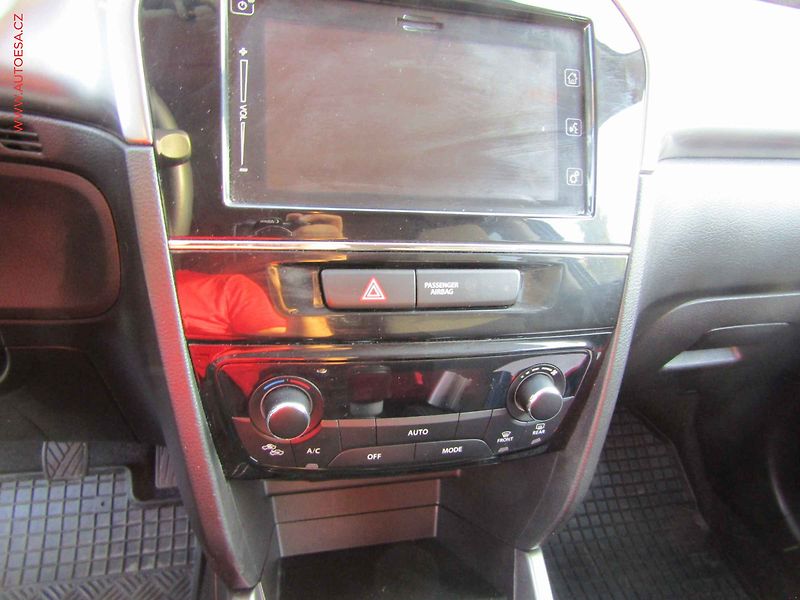 Suzuki Vitara (2021) 1.4 BoosterJet 4x4, 1.maj,ČR - fotka 11 z 21