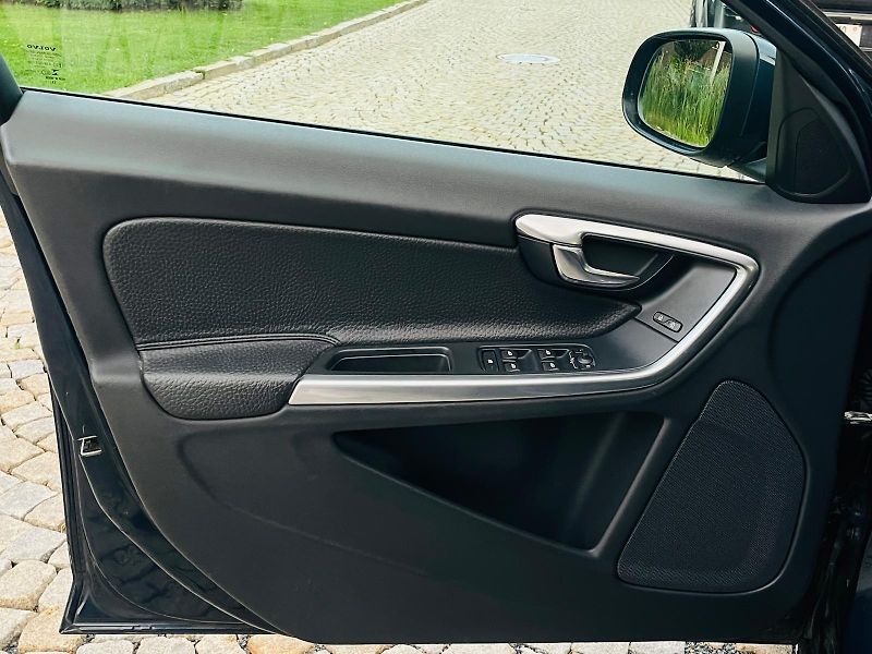 Volvo V60 2.0D3 5VÁLEC SERVISKA TAŽNÉ - fotka 32 z 45