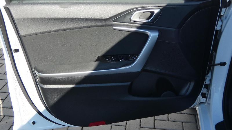 Kia Ceed 1.5 T-GDI TOP - fotka 8 z 23