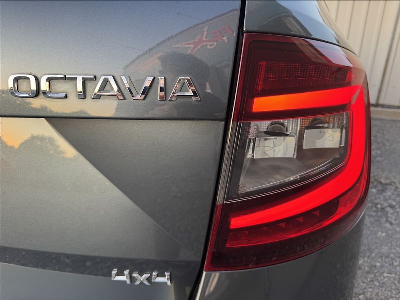 Škoda Octavia 2,0 TSI 140kW DSG L&K 4x4 DPH - fotka 16 z 50