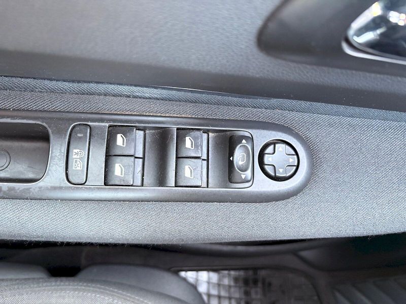 Peugeot 5008 (2015) BlueHDI 84 kW AT Allure PANO - - fotka 25 z 28