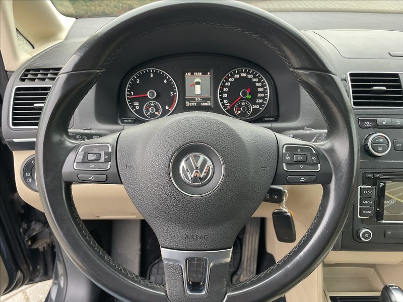 Volkswagen Touran 2,0 TDi 103kw DSG Highline Pan - fotka 13 z 25
