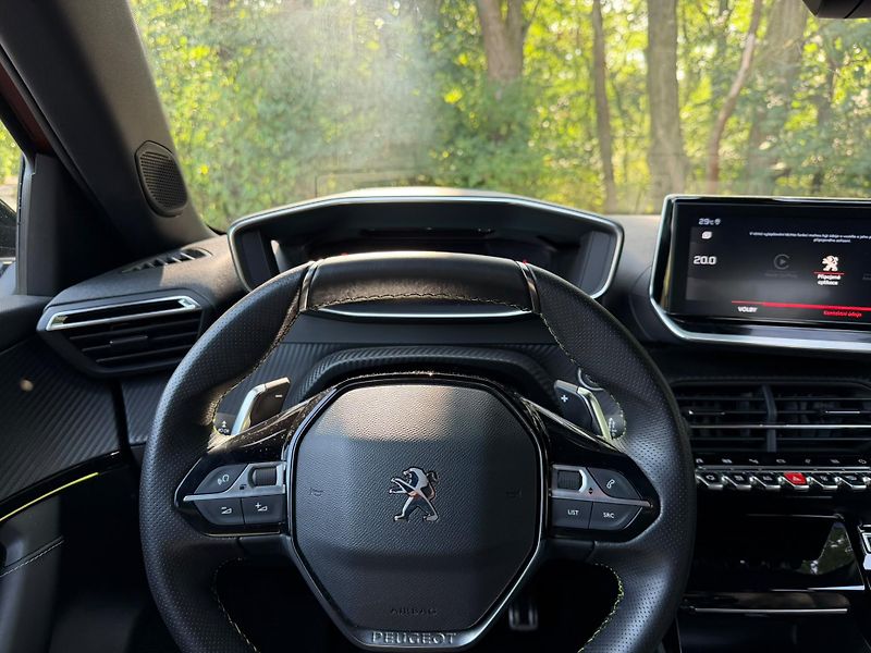 Peugeot 2008 (2020) GT LINE,130 koní, Automat 8st. - fotka 10 z 23