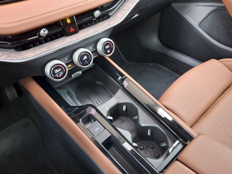 Škoda Superb (2026) iV L&K DSG 1,5TSi 150kW - fotka 31 z 35