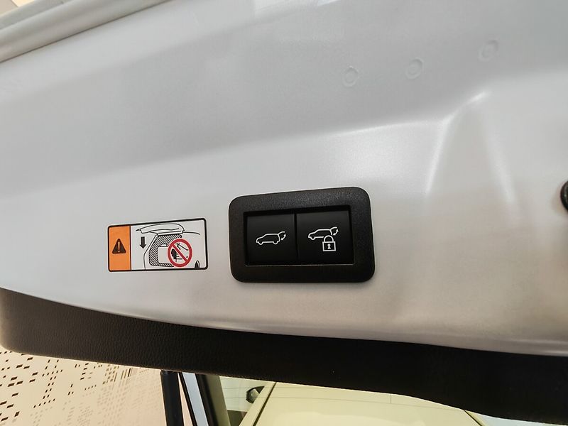 Toyota Prius 2.0 Plug-in Hybrid Prestige - fotka 8 z 38