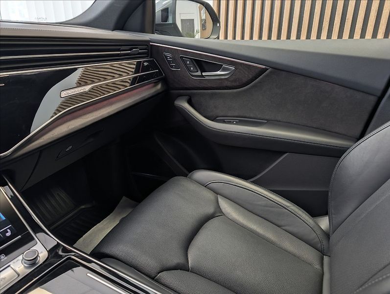 Audi Q8 E55 TFSI Quattro S-line - fotka 24 z 38