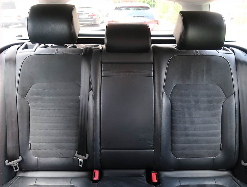 Volkswagen Passat (2014) 2.0 TDI, Automat, Navi - fotka 10 z 23