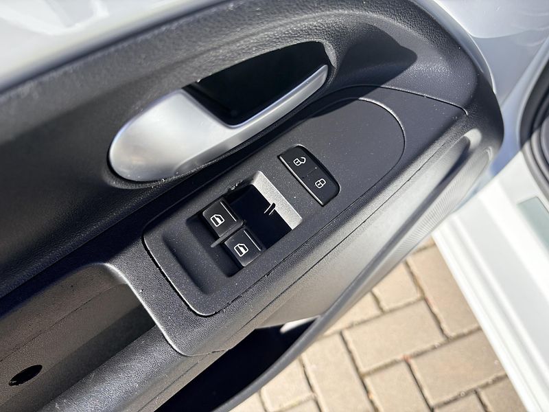 Volkswagen e-up! 64kW KAMERA - fotka 10 z 36