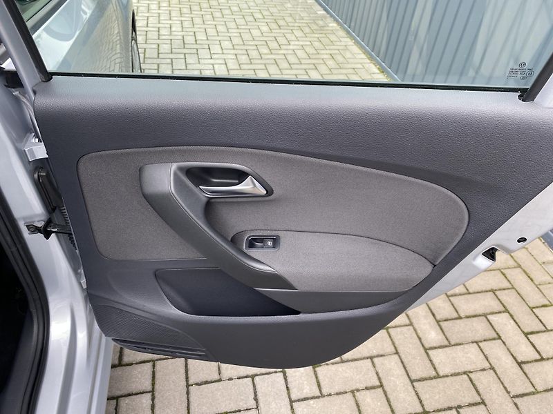 Volkswagen Polo 1.4 MPI 63kW - 1xMAJ.- PDC - fotka 30 z 37