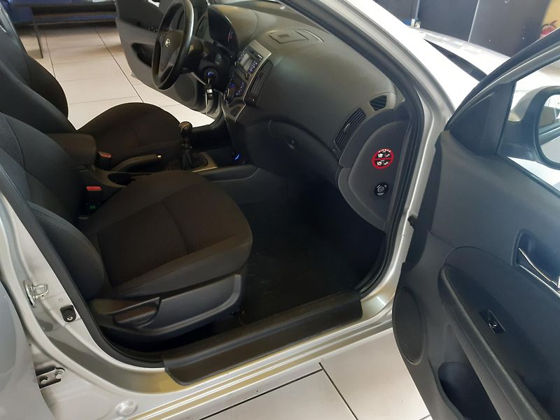 Hyundai i30 1.6 i Combi KLIMA zadáno !!! - fotka 17 z 18