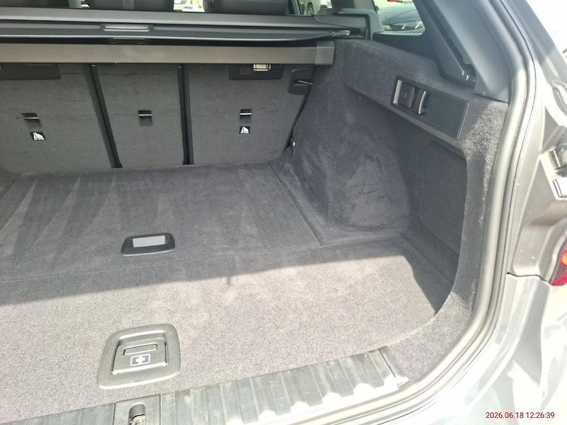 BMW Řada 3 330d xDrive Touring - fotka 17 z 22
