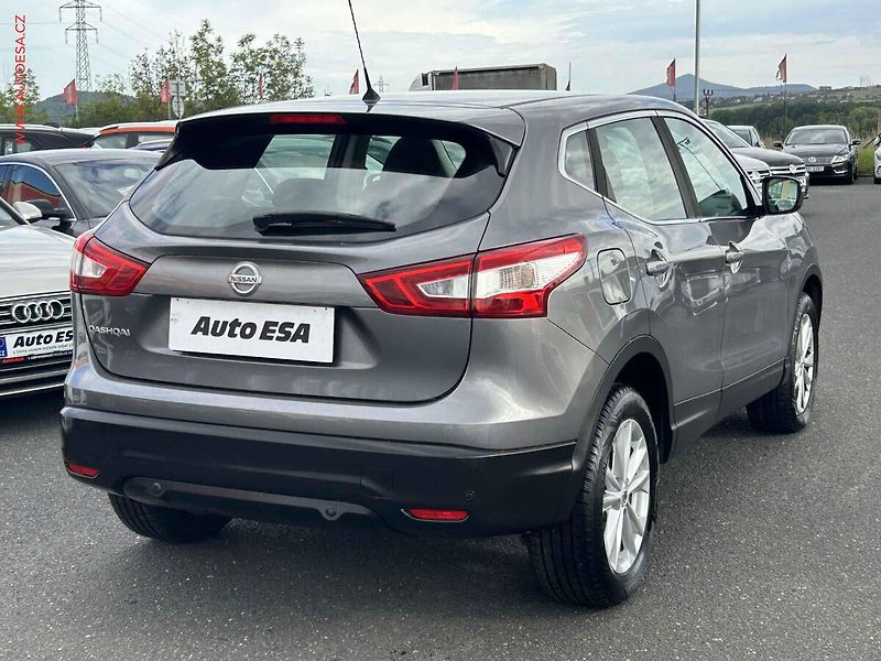 Nissan Qashqai (2014) 1.2 DiG-T, AC, park. kamera - fotka 4 z 20