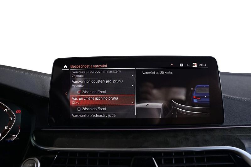 BMW Řada 5 M550i xDrive - fotka 16 z 30