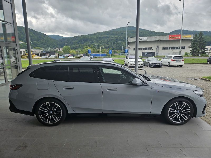 BMW Řada 5 520d xDrive Touring M Sport - fotka 7 z 23