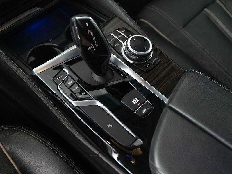 BMW Řada 5 520d xDrive - fotka 15 z 22