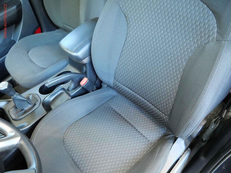 Hyundai ix35 (2010) 2.0 i, ČR, Klima - fotka 9 z 20