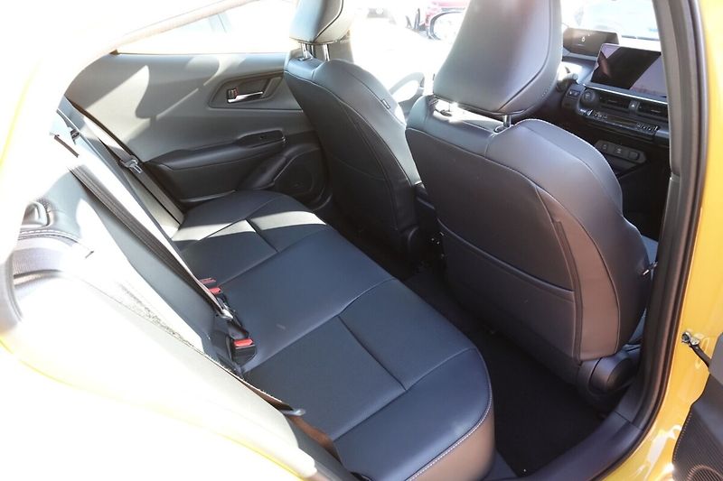 Toyota Prius 2,0 PHEV Executive sada komple - fotka 15 z 36