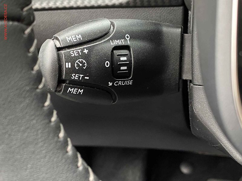 Peugeot 2008 (2023) 1.2 PT, Allure, AT, LED, TZ - fotka 13 z 19