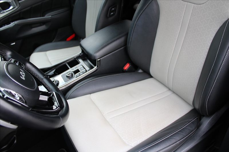 Kia Sorento 1,6 HEV  ČR,4x4,A/T,DPH,TOP - fotka 32 z 49
