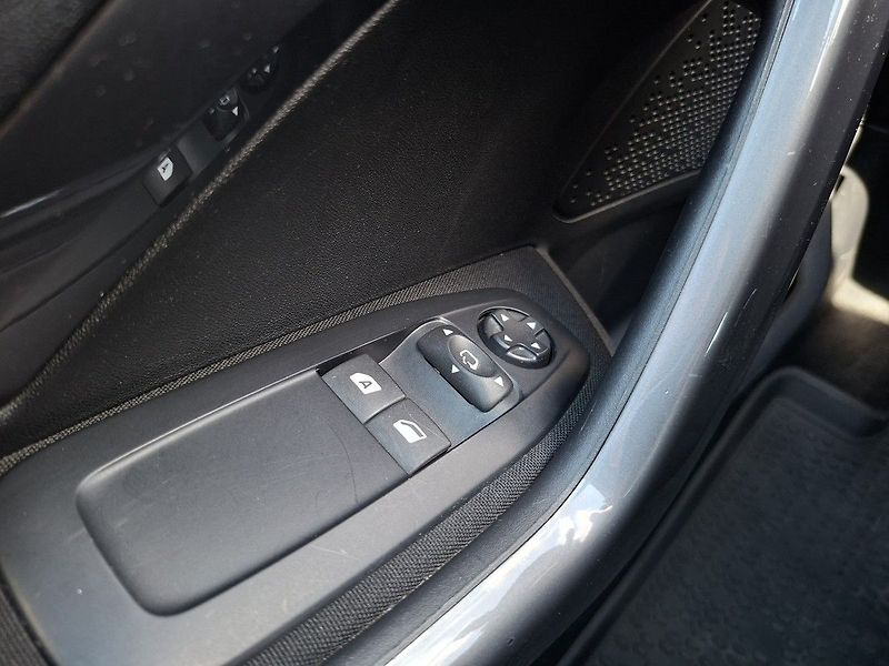 Peugeot 2008 1,2 PT 130k M6 2.MAJ - fotka 22 z 23