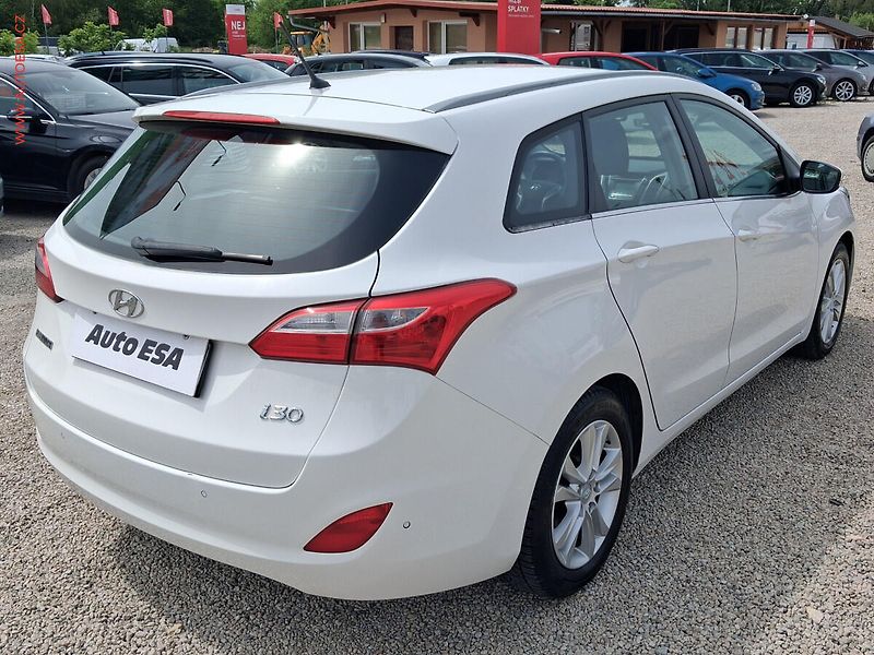Hyundai i30 (2015) 1.6GDi, 2.maj,ČR, AC, výhřev - fotka 4 z 18