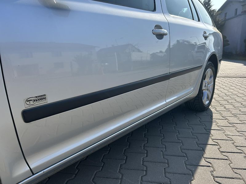 Škoda Octavia 1,9TDi DSG combi Team Edition - fotka 23 z 50